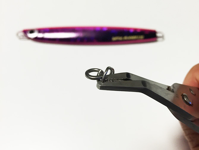 プライヤーでスプリットリングを広げる