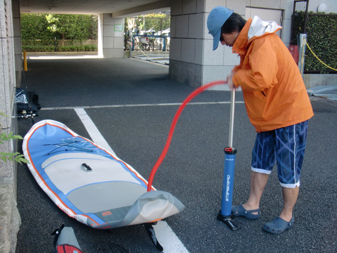 SUPに空気を入れる