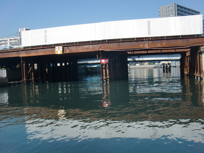 ストラクチャーのある橋