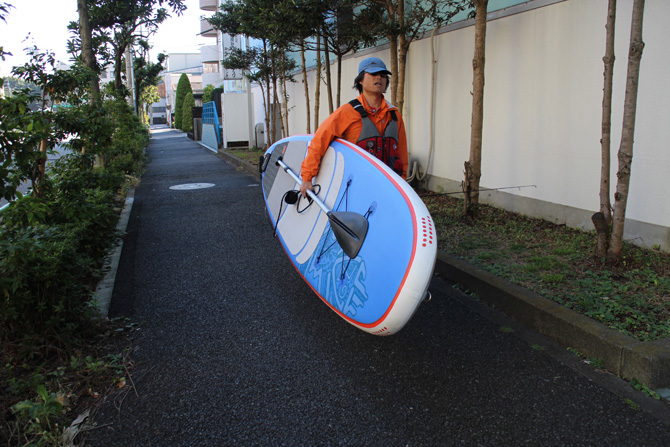 SUPを抱えて現場へ向かう