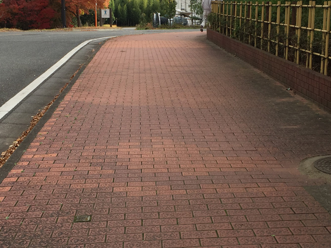 汚泥から再生された歩道のタイル