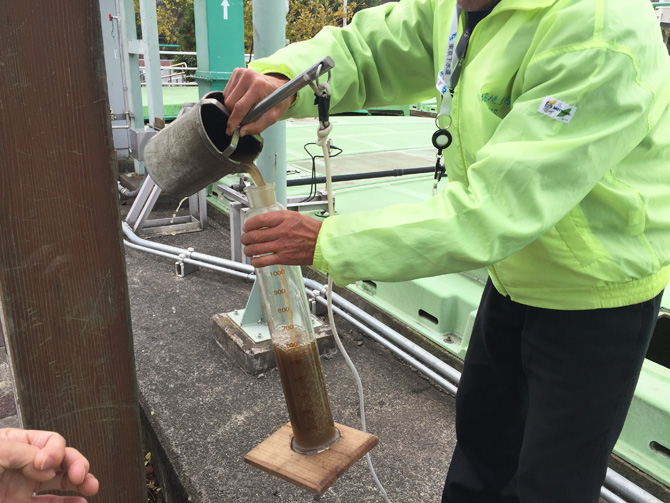 反応槽の水を汲み上げて