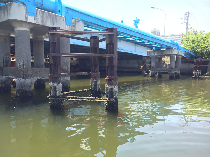 白鷺橋橋脚ガード