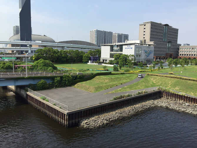 夢の大橋から水の科学館を眺めつつ