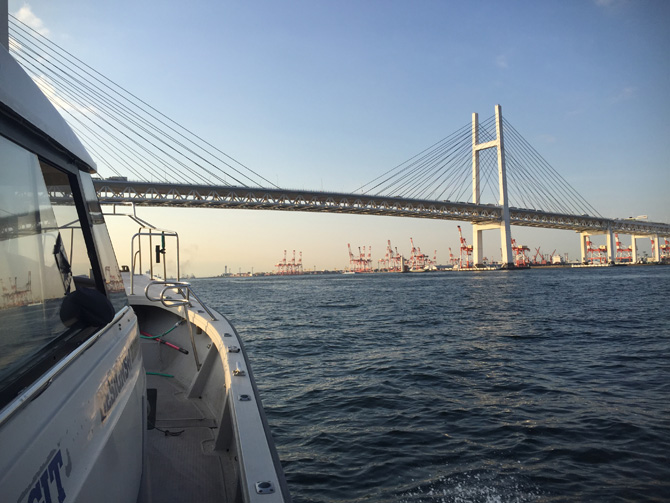 ベイブリッジをくぐってポイントへ