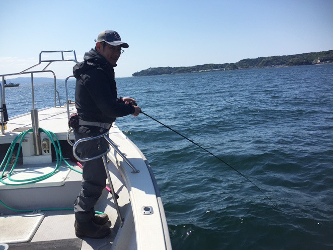 釣りをするマツキ