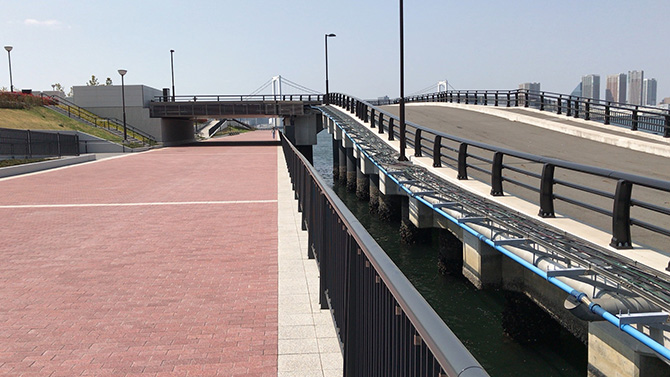 船着場から市場へ続くスロープ