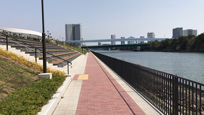 東雲運河沿い