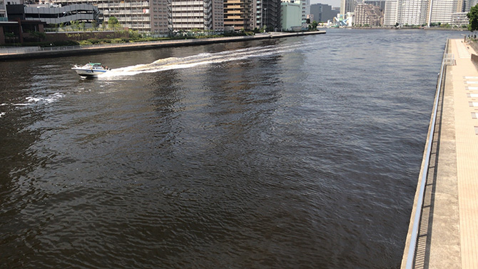 七枝橋から運河を眺める