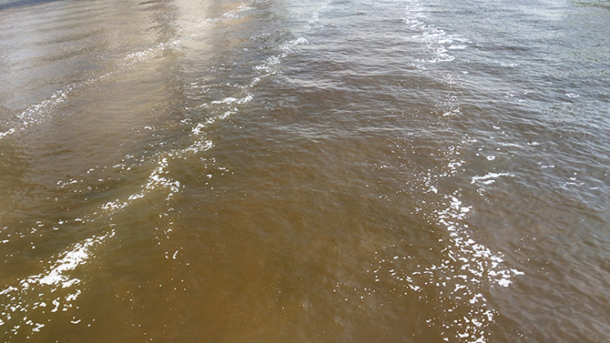 ボートが通った後の水色