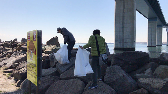 若洲海浜公園海釣り施設周辺でゴミ拾い