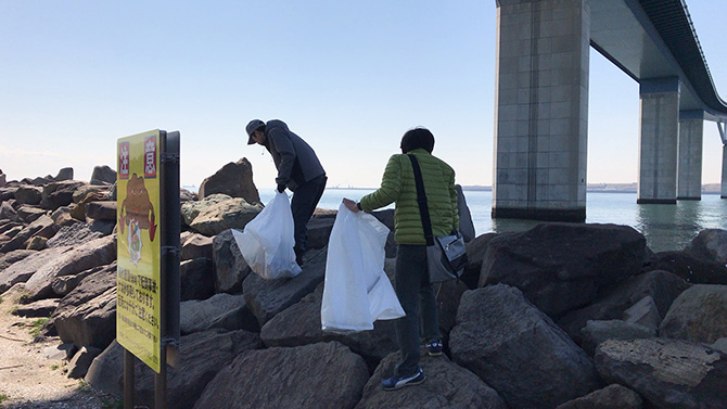 若洲でゴミ拾いの様子
