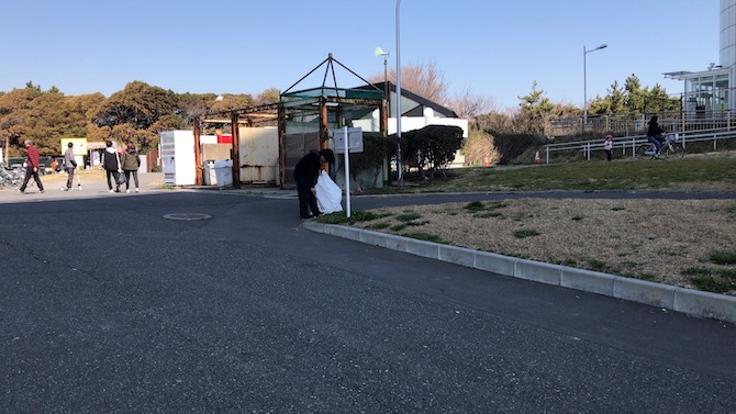 タバコの吸い殻を中心に拾う仲間...