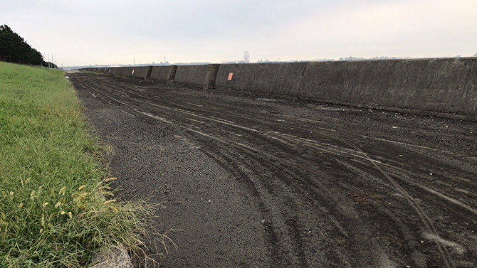 荒川沿いの歩道