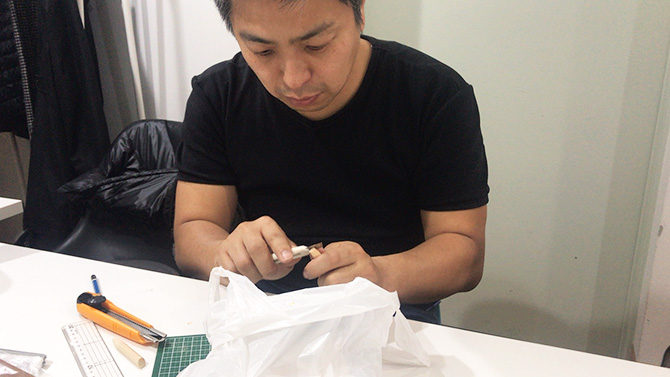 ヒノキ材を削っていく