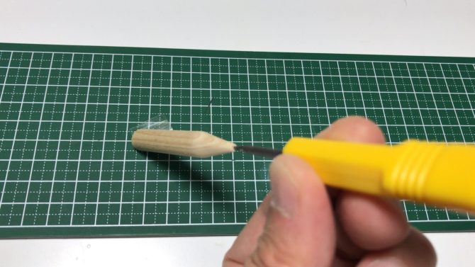 キリで穴を空ける