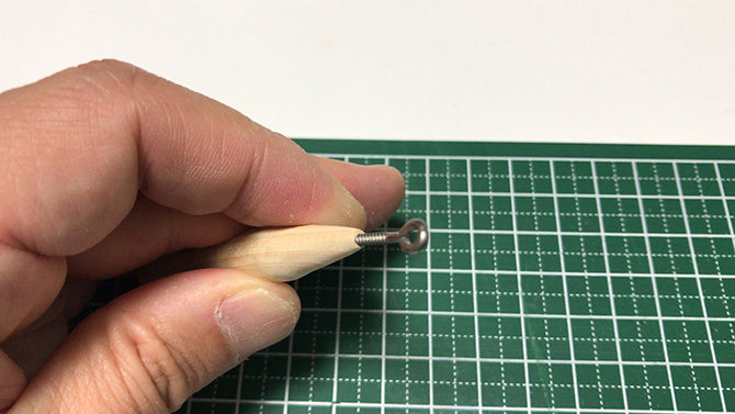 ヒートンをねじ込んでいく