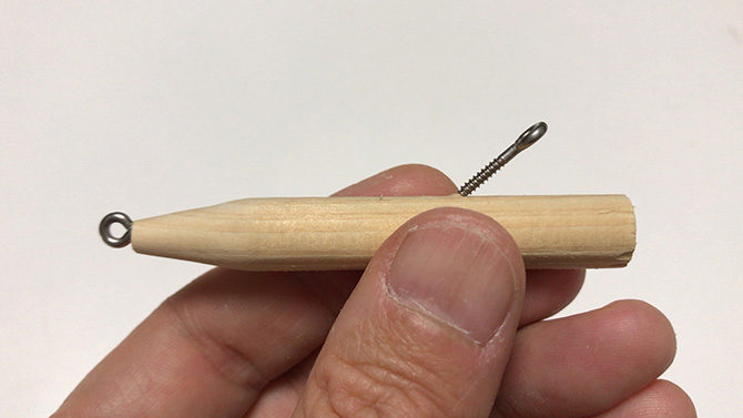 ヒートンをねじ込んでいく