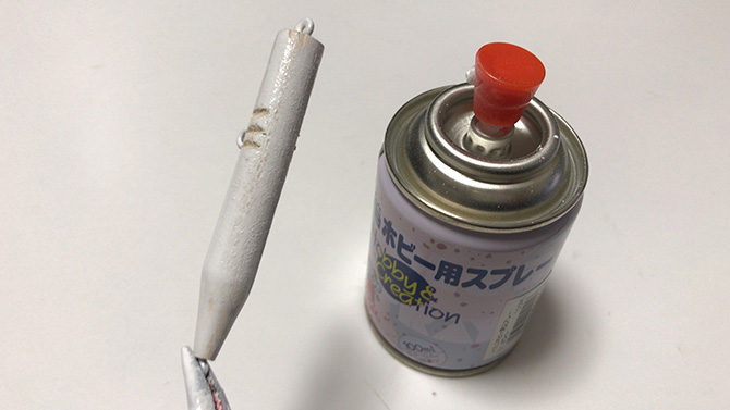 白スプレーで全体塗ります