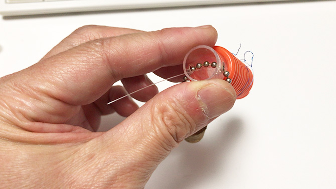 リーダーの切れ端を試験管の中にしまう