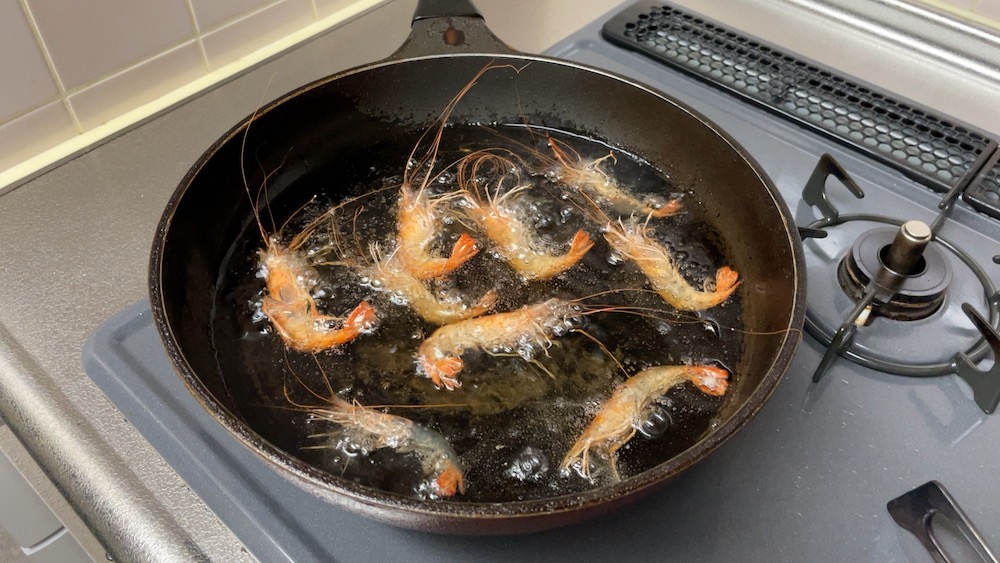 テナガエビを油で揚げる