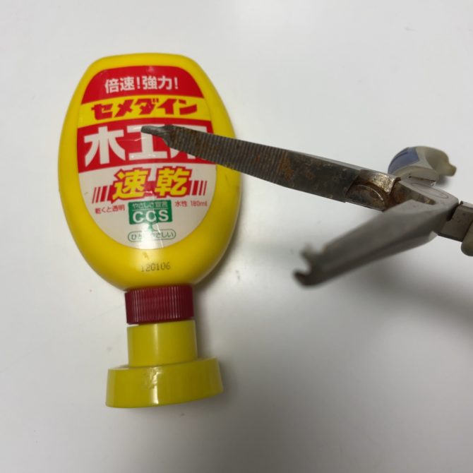 プライヤーのサビを木工用セメダインで取る