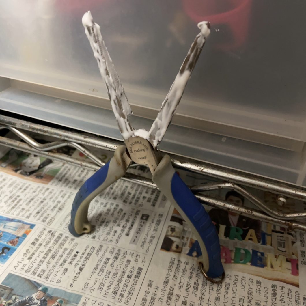 木工用セメダインを塗った部分を乾かす