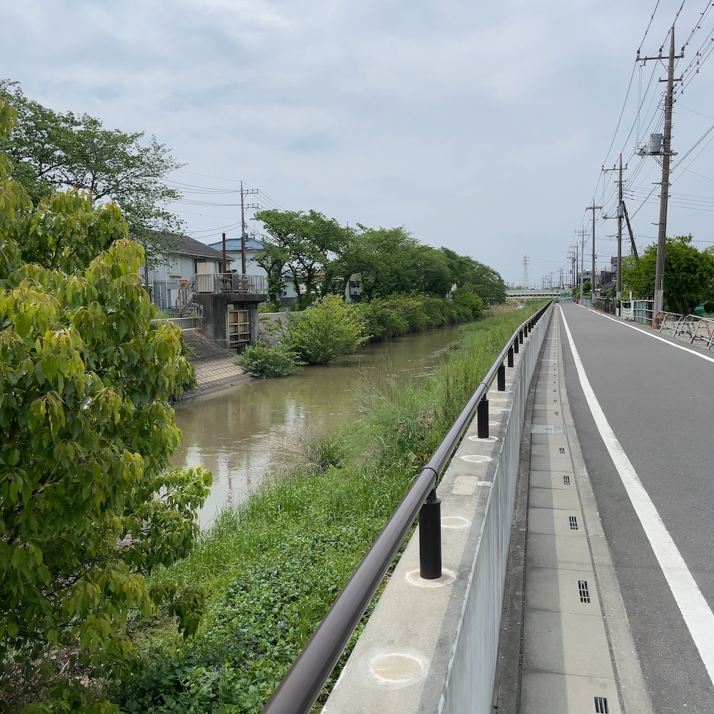 街中を流れる川