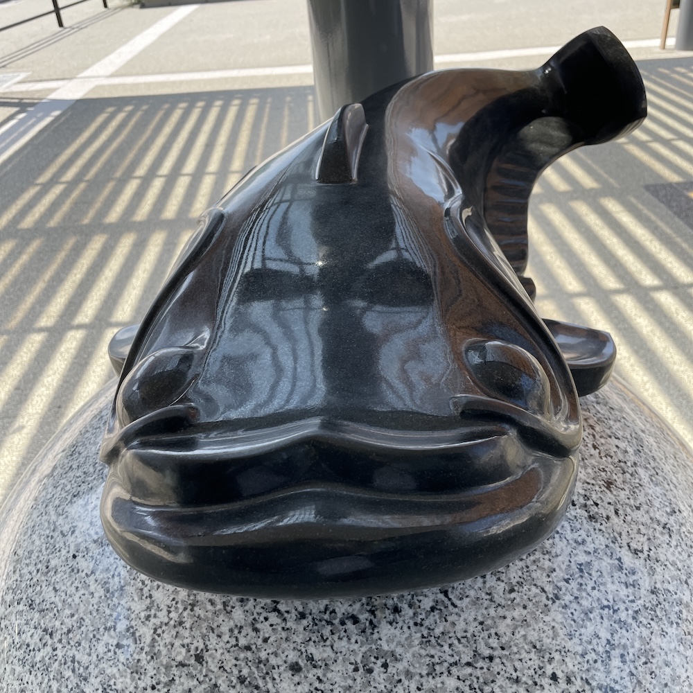ナマズ記念碑